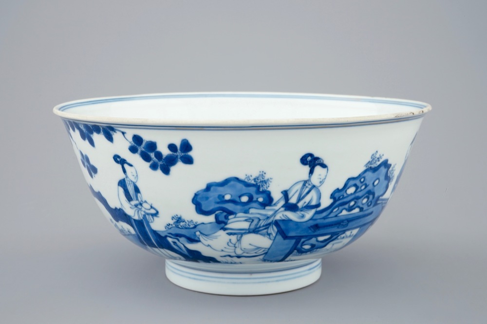 Een Chinese blauw-witte kom met een konijn, Kangxi